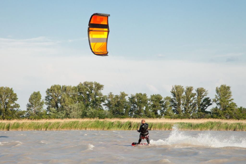 Ein Kiter kitet bei Wind