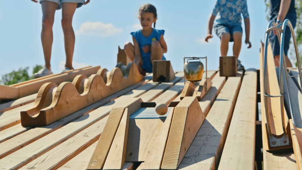 Kinder spielen auf der Kugelbahn im PODOplay