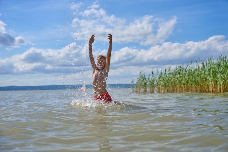 Kúpanie detí v Neziderskom jazere